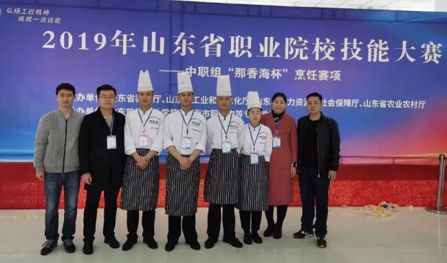 指导教师与参赛学生合影 指导教师与参赛学生合影