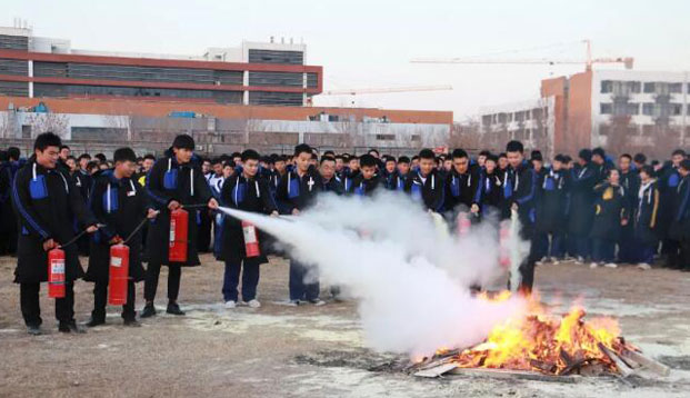 学生现场消防操作