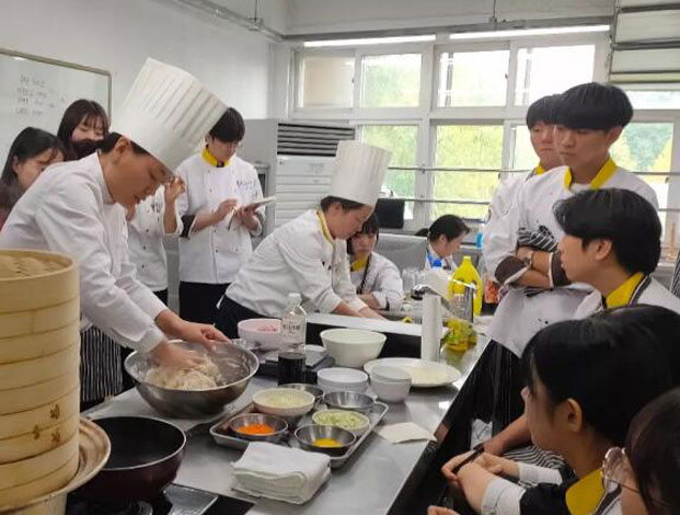 我校教师为韩国师生演示中国美食