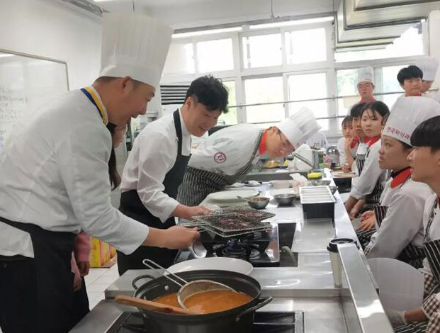 两校师生一起制作韩国美食