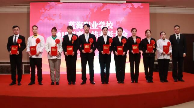 为先进工作者颁奖