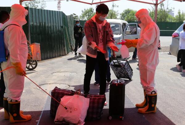 对每一位学生进行消毒检测 对每一位学生进行消毒检测