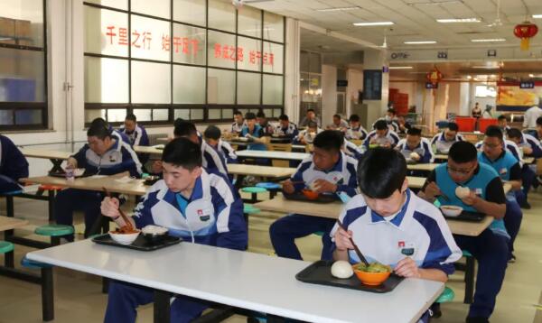 单向用餐保持距离 单向用餐保持距离