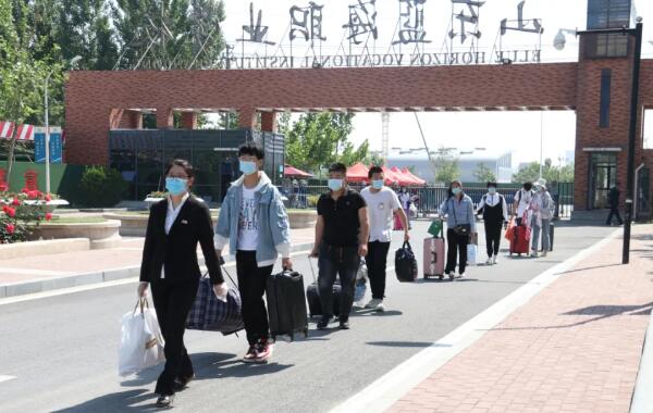佩戴口罩保持距离 佩戴口罩保持距离
