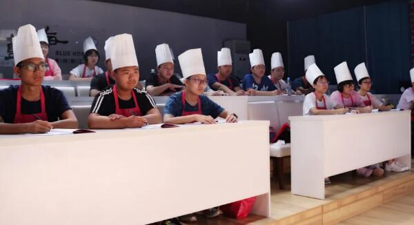 学生们认真听课 学生们认真听课