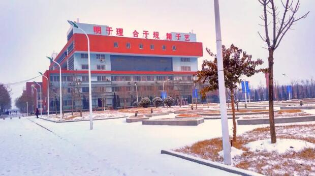 雪下的教学楼