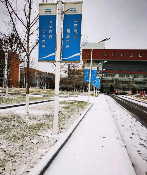 雪下的小路