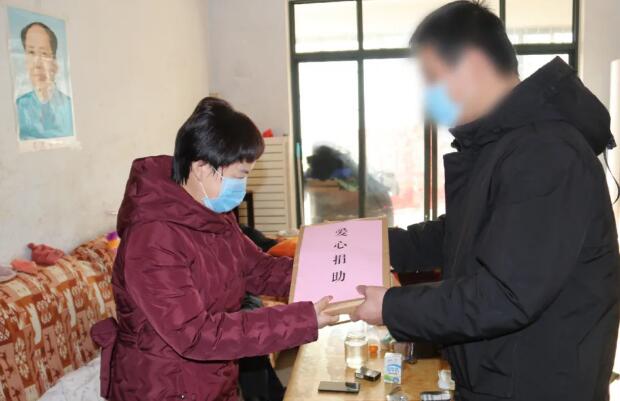 将爱心捐款送到家长手中 将爱心捐款送到家长手中