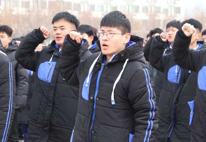 学生宣读誓词