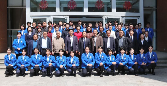 全体嘉宾与师生代表合影留念