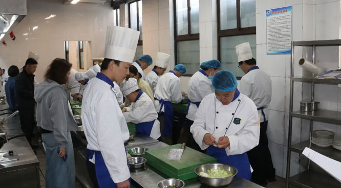 手把手示范反复演练巩固