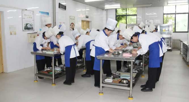 本次赛事设西餐烹饪热菜中西式面点